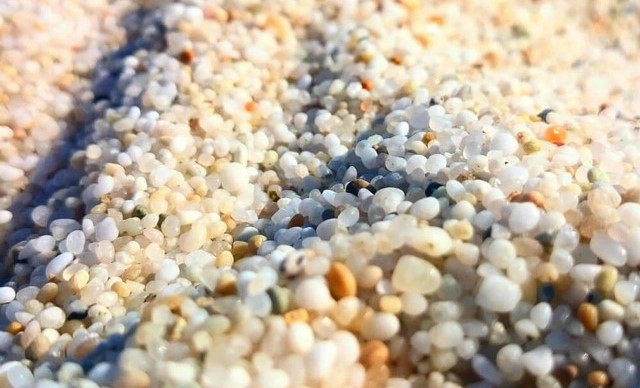 https://pioneermaxgroup.com/wp-content/uploads/2025/07/silica-sand.jpg